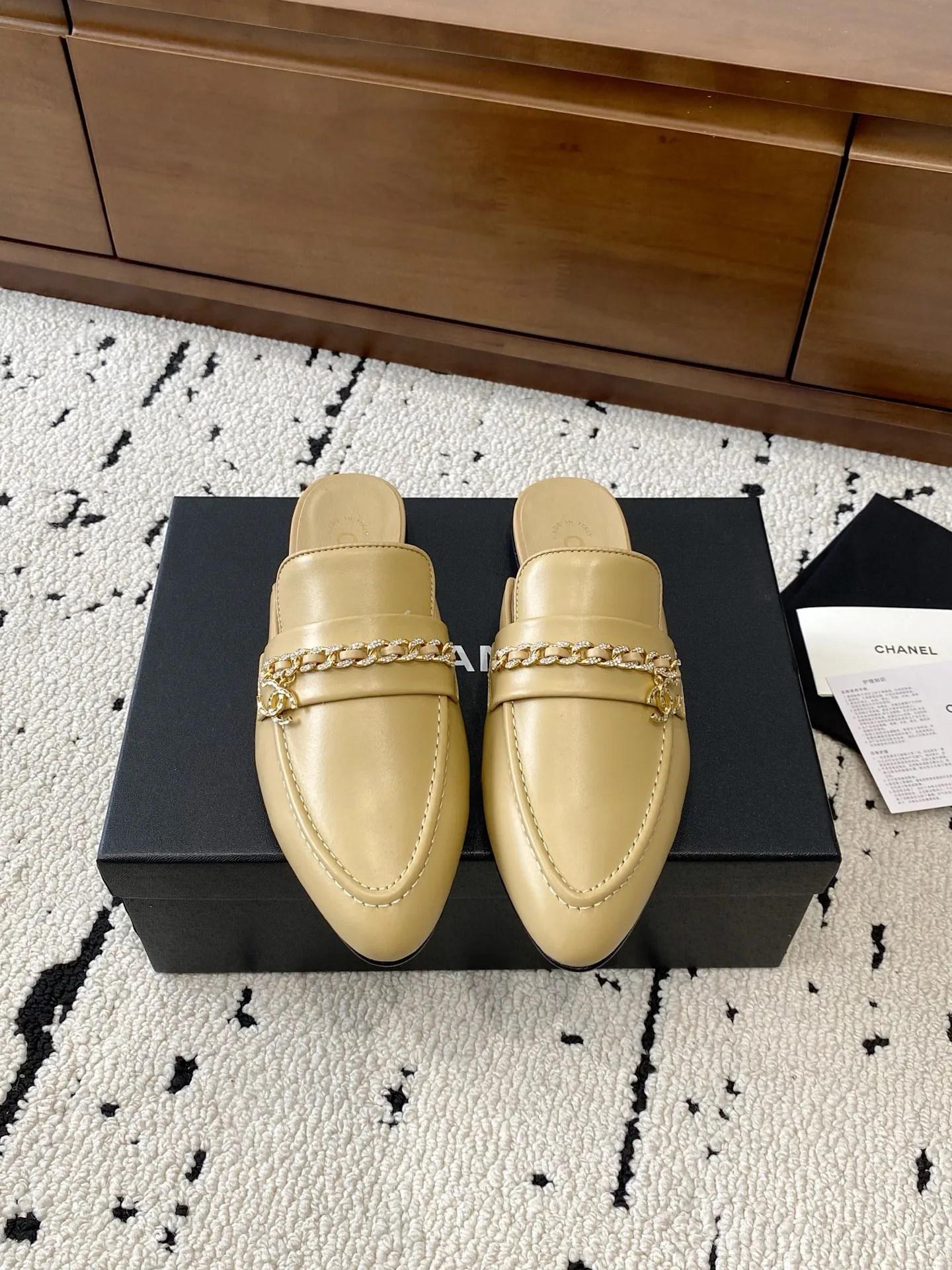 👟👟Ex-factory price 560👟👟 🍀CHANEL｜Chanel Chanel 25C early spring new product, chain buckle low-heeled pointed toe flat slippers, full of retro style, elegant shoe shape, very pleasing to look at. The pointed toe makes the feet become thinner and looks slender. The classic chain double C buckle is paired with a thick heel design. The shoe shape is particularly stylish and stylish. The upper is very elegant. The upper is made of top-grade lambskin and the lining is silk sheepskin. It is super comfortable. Italian imported cowhide outsole. Size: 35-39 (40/41 customized) 👉 👉 👉